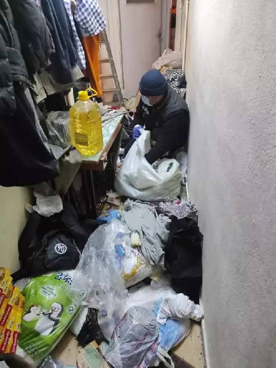 Şikayet üzerine apartman dairesine giden zabıta, şaşkınlıktan dondu kaldı! Ev, ev değil; tarif edecek kelime bulamadılar 16